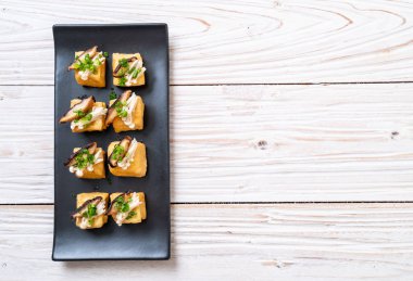 Shitake Mantarlı ızgara Tofu ve Altın İğne Mantarı - sağlıklı, vejetaryen veya vejetaryen yemek tarzı