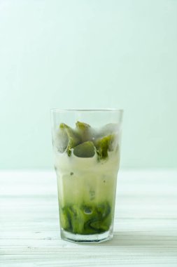 Matcha yeşil çay buzlu cam sütlü