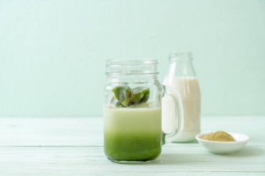 Matcha yeşil çay buzlu cam sütlü