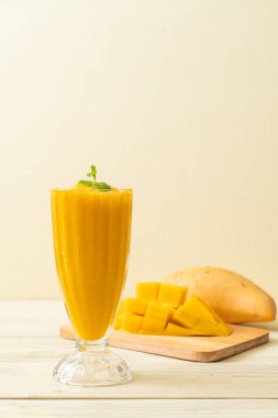 taze mango smoothies - sağlıklı yiyecek ve içecek konsepti