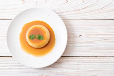 Naneli ev yapımı karamel kremalı puding.