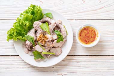 Soslu ve sebzeli haşlanmış balık sosu.