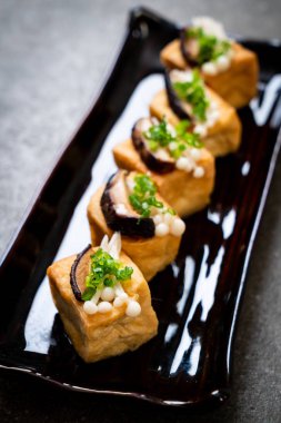 Shitake Mantarlı ızgara Tofu ve Altın İğne Mantarı - sağlıklı, vejetaryen veya vejetaryen yemek tarzı