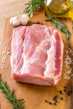 taze domuz ham filetosu ahşap tahta üzerinde