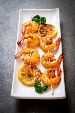 Limon - deniz ürünleri tarzı ile ızgara kaplan karides şiş