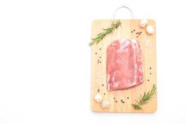 Beyaz arka planda izole edilmiş taze domuz filetosu.