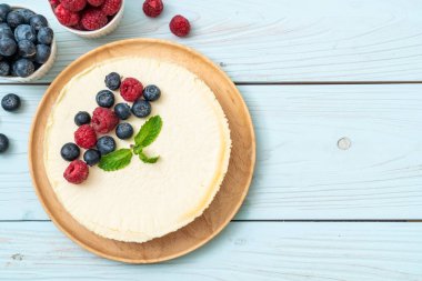 Ev yapımı cheesecake taze ahududu ve yaban mersini ile