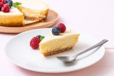 Ev yapımı cheesecake taze ahududu ve yaban mersini ile