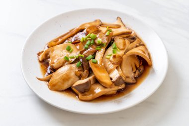 İstiridye soslu kızarmış kral istiridye mantarı. Sağlıklı, vejetaryen ya da vejetaryen yemek tarzı.