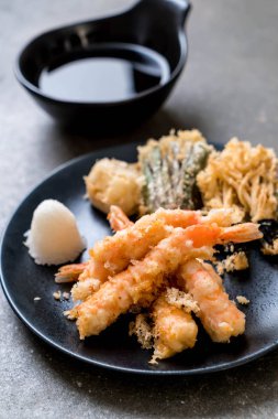 karides tempura (hırpalanmış kızarmış karides) sebze - Japon gıda tarzı