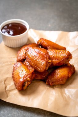 Barbekü tavuk kanadı sosu ile