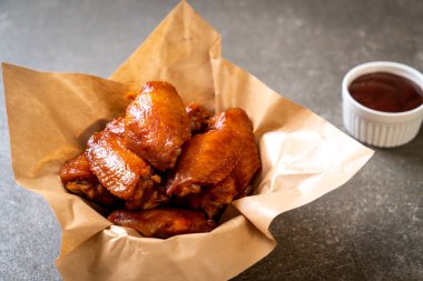 Barbekü tavuk kanadı sosu ile