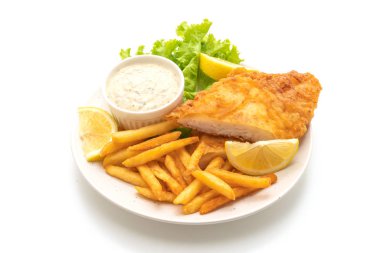 Beyaz arkaplanda balık ve cips izole