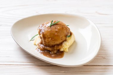 Ev yapımı soslu patates püresi.