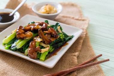 Sarımsaklı istiridye soslu kızarmış Hong Kong Kale heyecan