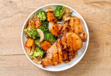 çukurunu tavuk göğsü biftek sebze (brokoli, havuç, soğan ile)