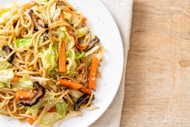 tavada kızartılmış yakisoba noodle sebzeli - vegan ve vejetaryen yiyecekler