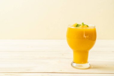 taze mango smoothies - sağlıklı yiyecek ve içecek konsepti
