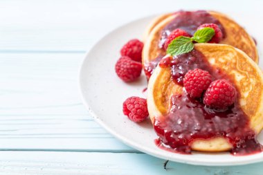 sufle krep taze ahududu ve frambuaz sos ile