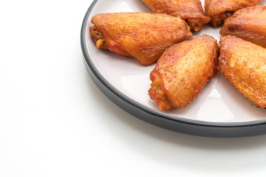 Beyaz arka plan üzerinde izole Barbekü tavuk kanadı