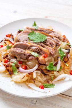 Kızarmış ördek - füzyon gıda tarzı ile pamelo baharatlı salata