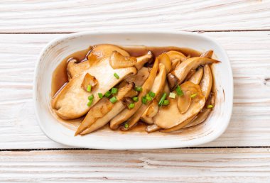 İstiridye soslu kızarmış kral istiridye mantarı. Sağlıklı, vejetaryen ya da vejetaryen yemek tarzı.