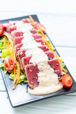 Sebze salatası ve soslu taze ton balığı. Sağlıklı yiyecek.