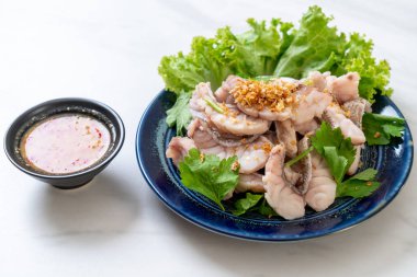 Soslu ve sebzeli haşlanmış balık sosu.