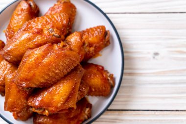 Barbekü tavuk kanadı sosu ile