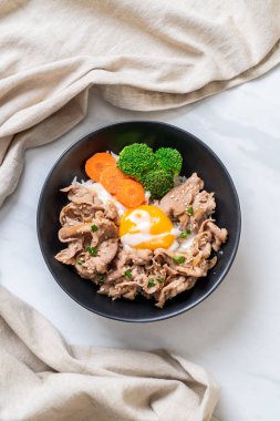 Donburi, domuz eti Pilav kasesi onsen yumurta ve sebze - Japon gıda tarzı