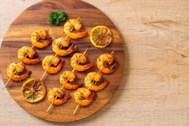 Limon - deniz ürünleri tarzı ile ızgara kaplan karides şiş