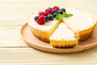 Ev yapımı cheesecake taze ahududu ve yaban mersini ile