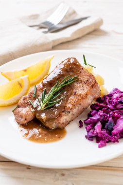 kırmızı lahana ve patates püresi beyaz plaka üzerinde domuz eti biftek