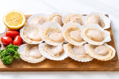 Ahşap tahta üzerinde taze kabuk tarak