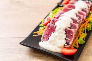 Sebze salatası ve soslu taze ton balığı. Sağlıklı yiyecek.