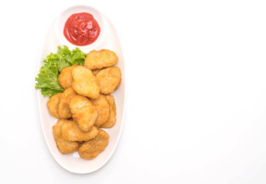 Beyaz arka plan üzerinde izole soslu tavuk nuggets