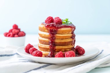 Krep taze ahududu ve frambuaz sos ile