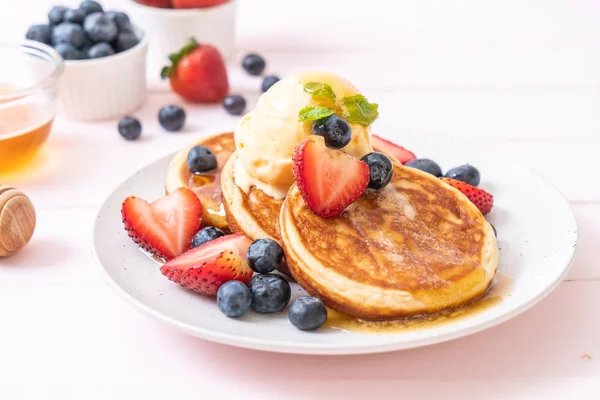 Souffle Pancakes Blueberries Strawberries Honey Vanilla Ice Cream — Stock Photo, Image