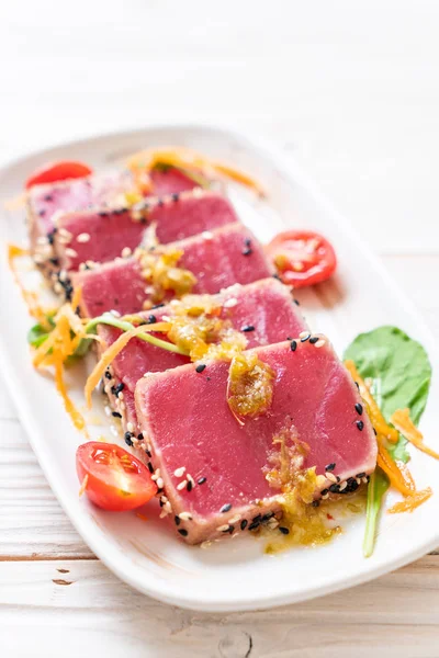 Atún Fresco Crudo Con Salsa Ensalada Picante Comida Saludable — Foto de Stock