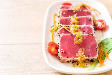 Taze orkinos ile baharatlı salata sosu - ham sağlıklı gıda