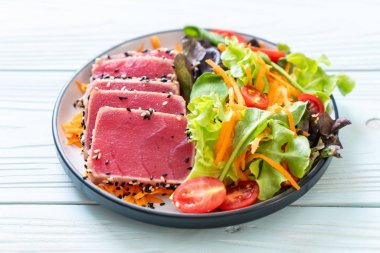 Taze orkinos sebze salata ile ham