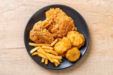 patates kızartması ve nuggets yemek kızarmış tavuk