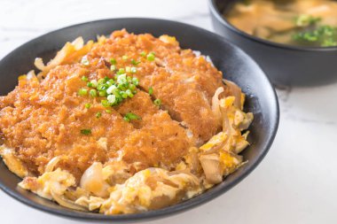 Kızarmış domuz pirzolası kasesi (Katsudon) - Japon yemek tarzı