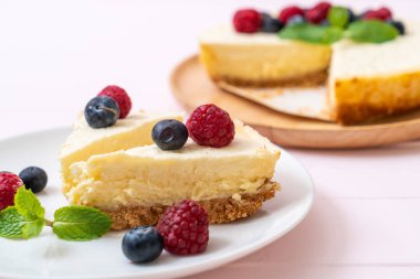 Ev yapımı cheesecake taze ahududu ve yaban mersini ile