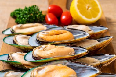 malzemelerle ahşap tahta üzerinde taze midye