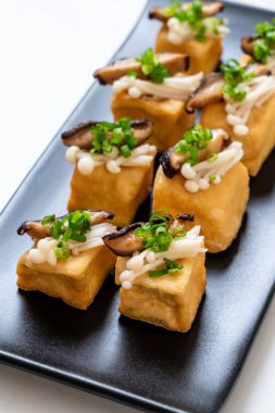 Shitake mantar ve altın iğne mantar ile kızarmış Tofu