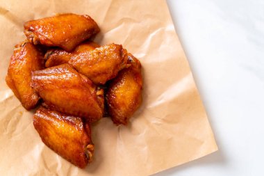 Barbekü tavuk kanadı sosu ile