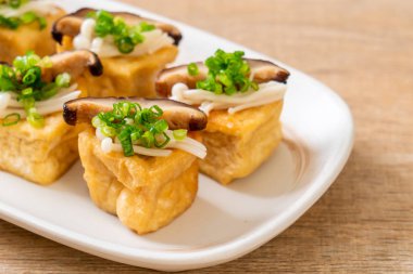 Shitake Mantarlı ızgara Tofu ve Altın İğne Mantarı - sağlıklı, vejetaryen veya vejetaryen yemek tarzı