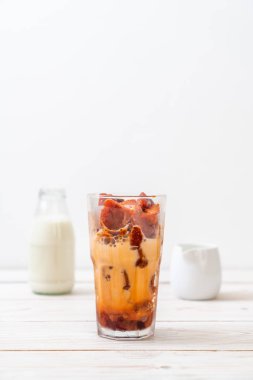 Tay çay buzlu süt ile