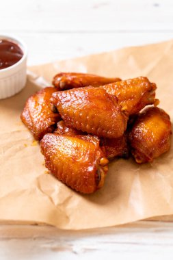 Barbekü tavuk kanadı sosu ile